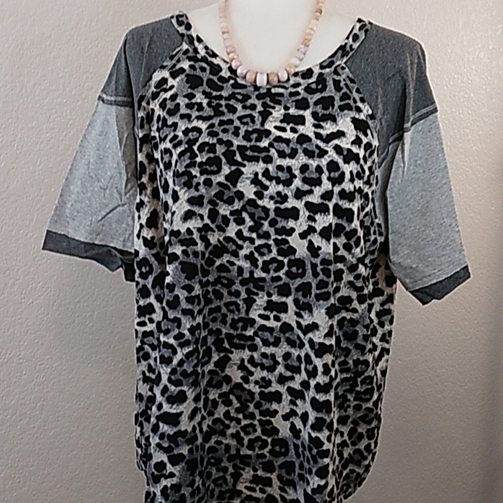 Fashionable Leopard Top with Shorts by Gigio.